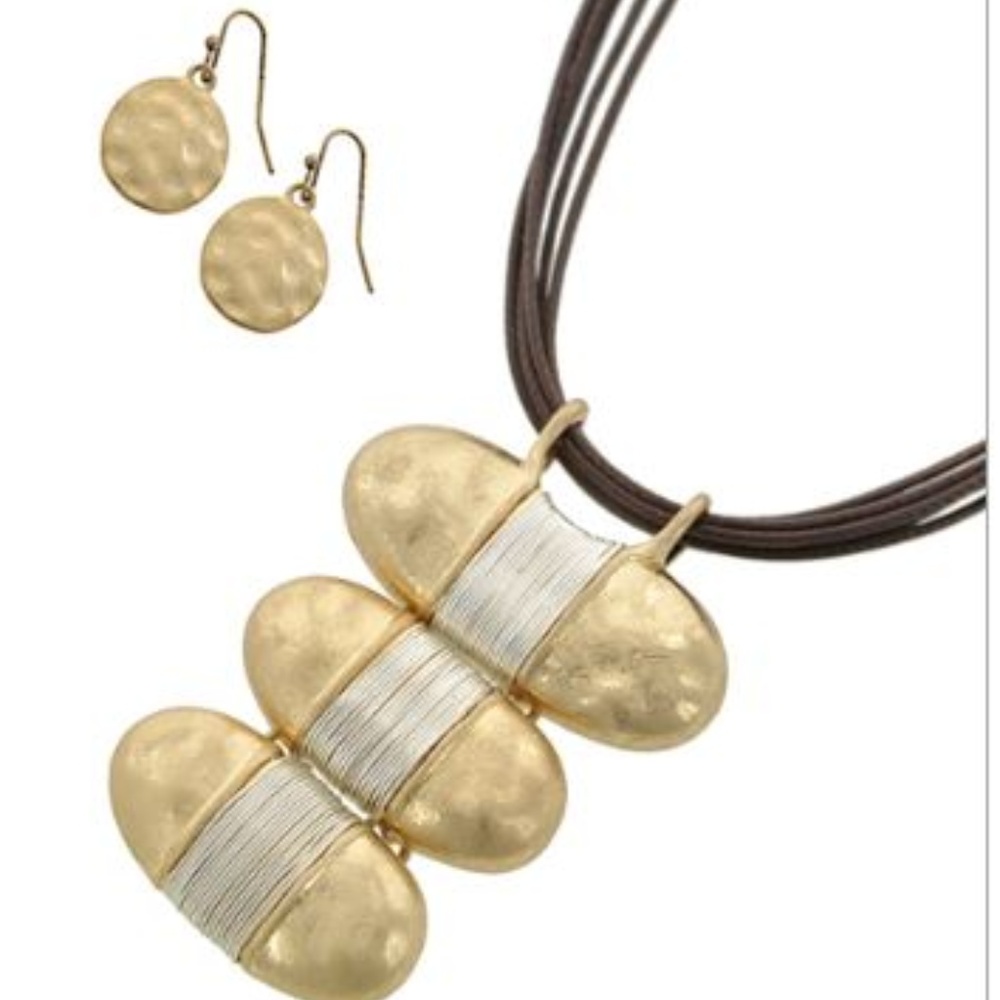 Beautiful, fashion statement Necklace and earrings set